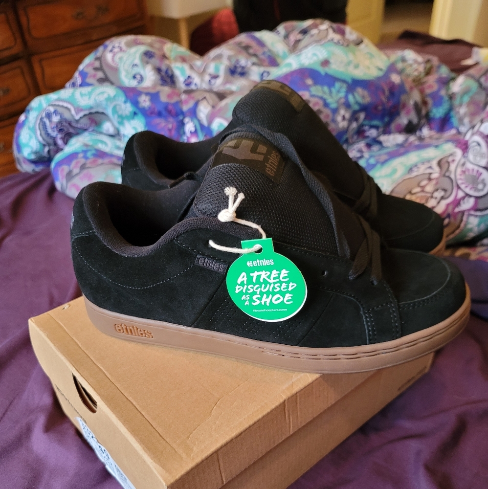 Etnies shoes size 10.5